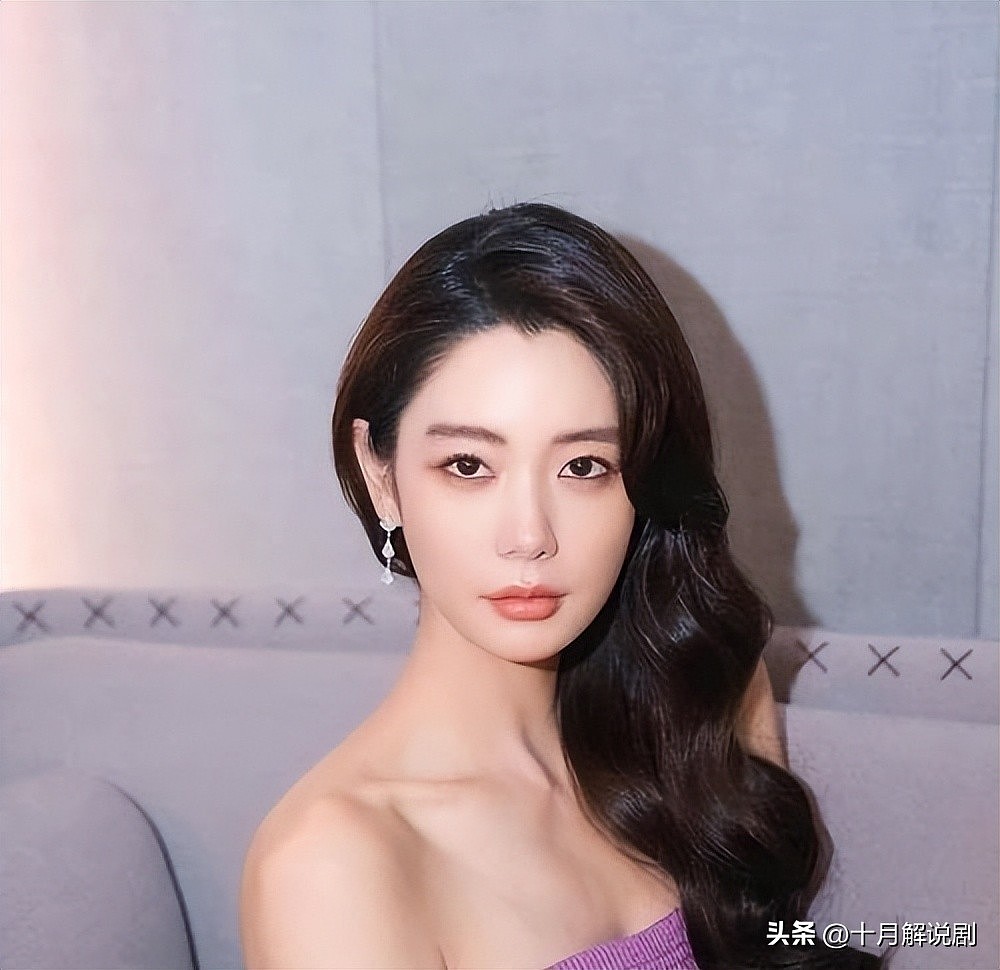 【美女】克拉拉：巨乳摆动，腰肢纤细，肥美翘臀，简直是人间尤物（组图） - 13