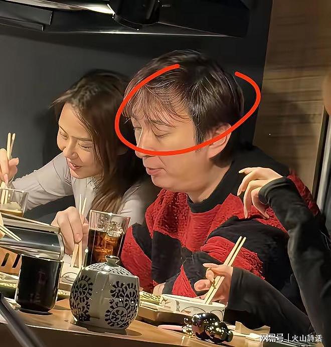 太操劳了！王思聪现身日本，多名美女作陪，其发量和发色引发关注（组图） - 2