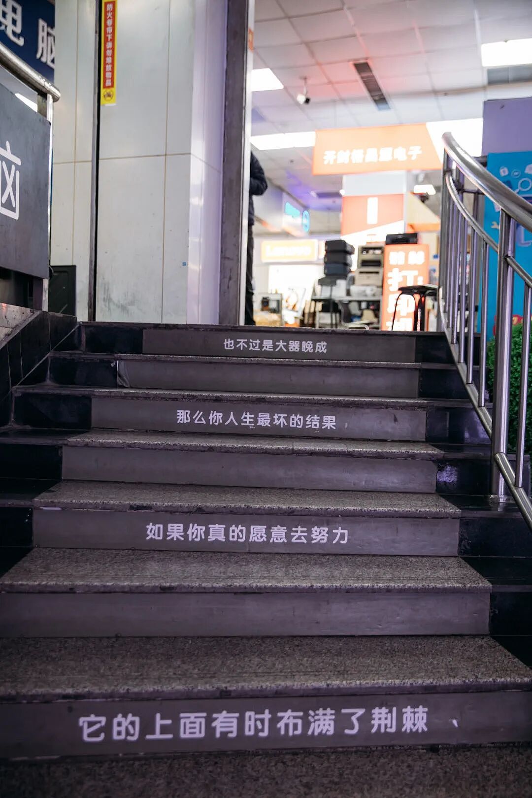 短剧爆发,中年转行的43岁导演倒在杀青之后(组图) - 5