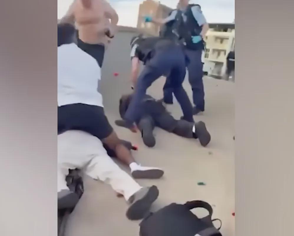 澳洲邦迪海滩发生大规模枪击,已致10人死亡,现场有成百上千人,警方正在拆一爆炸装置(视频/组图) - 5