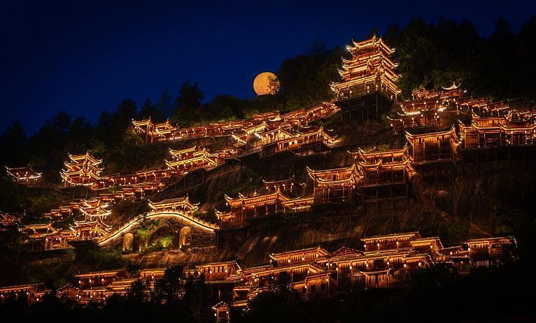 曾被误认为日本!江西望仙谷深夜大火,疑有木质建筑被烧塌(组图) - 5