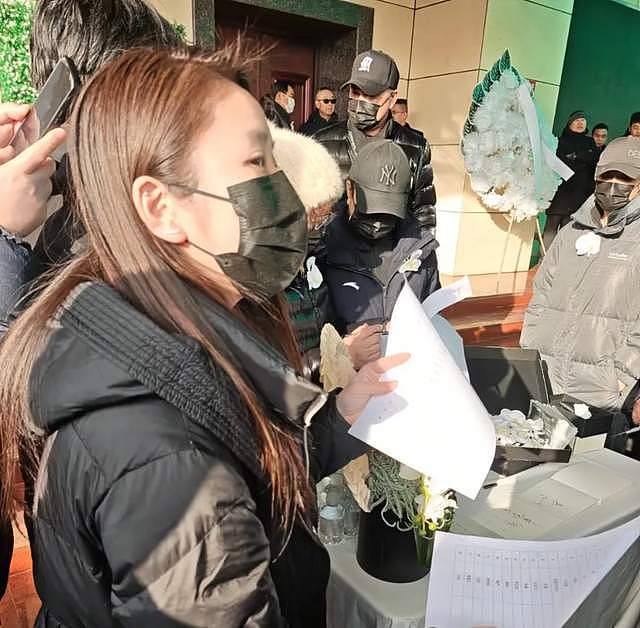 何晴儿子捧骨灰现身,自曝母亲临终很安详,在她最爱的下雪天离世(组图) - 3