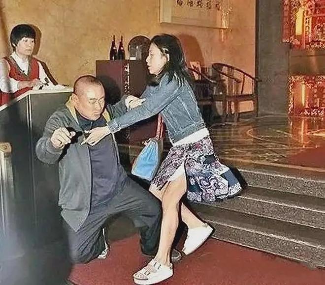 甘比、刘銮雄同框，家庭地位反转！她不背爱马仕，织毛衣做自己（组图） - 18
