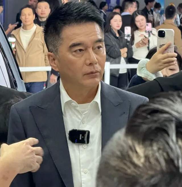 何晴儿子捧骨灰现身,自曝母亲临终很安详,在她最爱的下雪天离世(组图) - 6