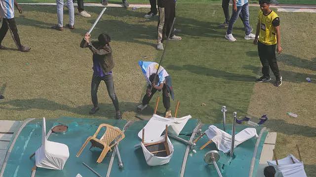 球王梅西印度见面会引发混乱，愤怒球迷向球场投掷椅子和瓶子（组图） - 7