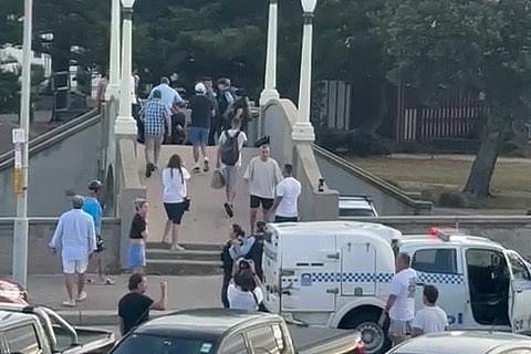 澳海滩恐袭最后6分钟:103声枪响,有人脚踢被制服枪手发泄(组图) - 3