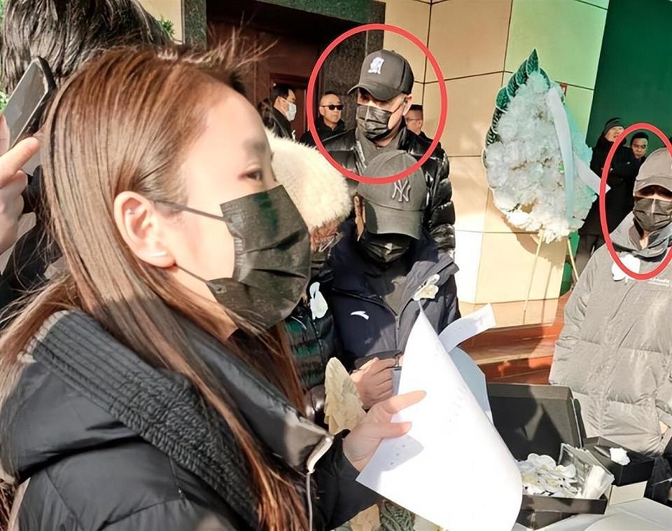何晴告别式现场曝光！灵堂内摆满花圈，许亚军和儿子现身满脸悲伤（组图） - 17