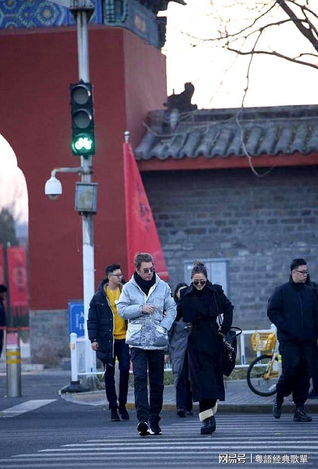 巩俐和77岁“法拉利”老公甜蜜逛北京,依偎互拍,热恋情侣般年轻(组图) - 1