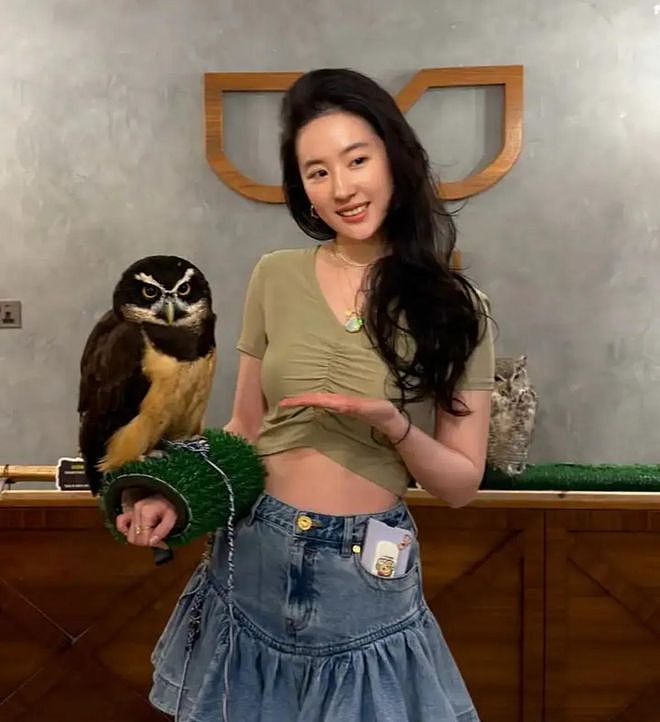 刘亦菲更新初雪美图，穿12W外套雪中遛狗，素颜美的像18岁一样（组图） - 4