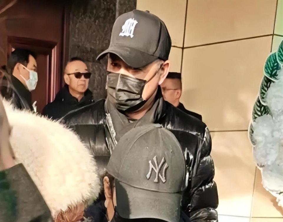何晴告别式现场曝光！灵堂内摆满花圈，许亚军和儿子现身满脸悲伤（组图） - 4