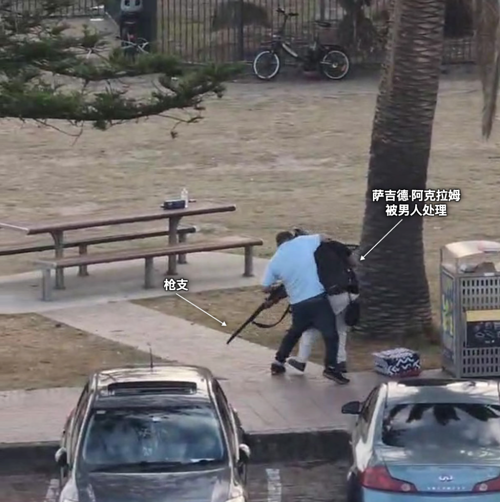 澳海滩恐袭最后6分钟:103声枪响,有人脚踢被制服枪手发泄(组图) - 2