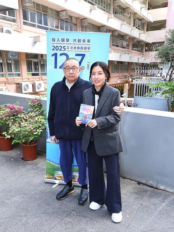 甘比、刘銮雄同框，家庭地位反转！她不背爱马仕，织毛衣做自己（组图） - 2