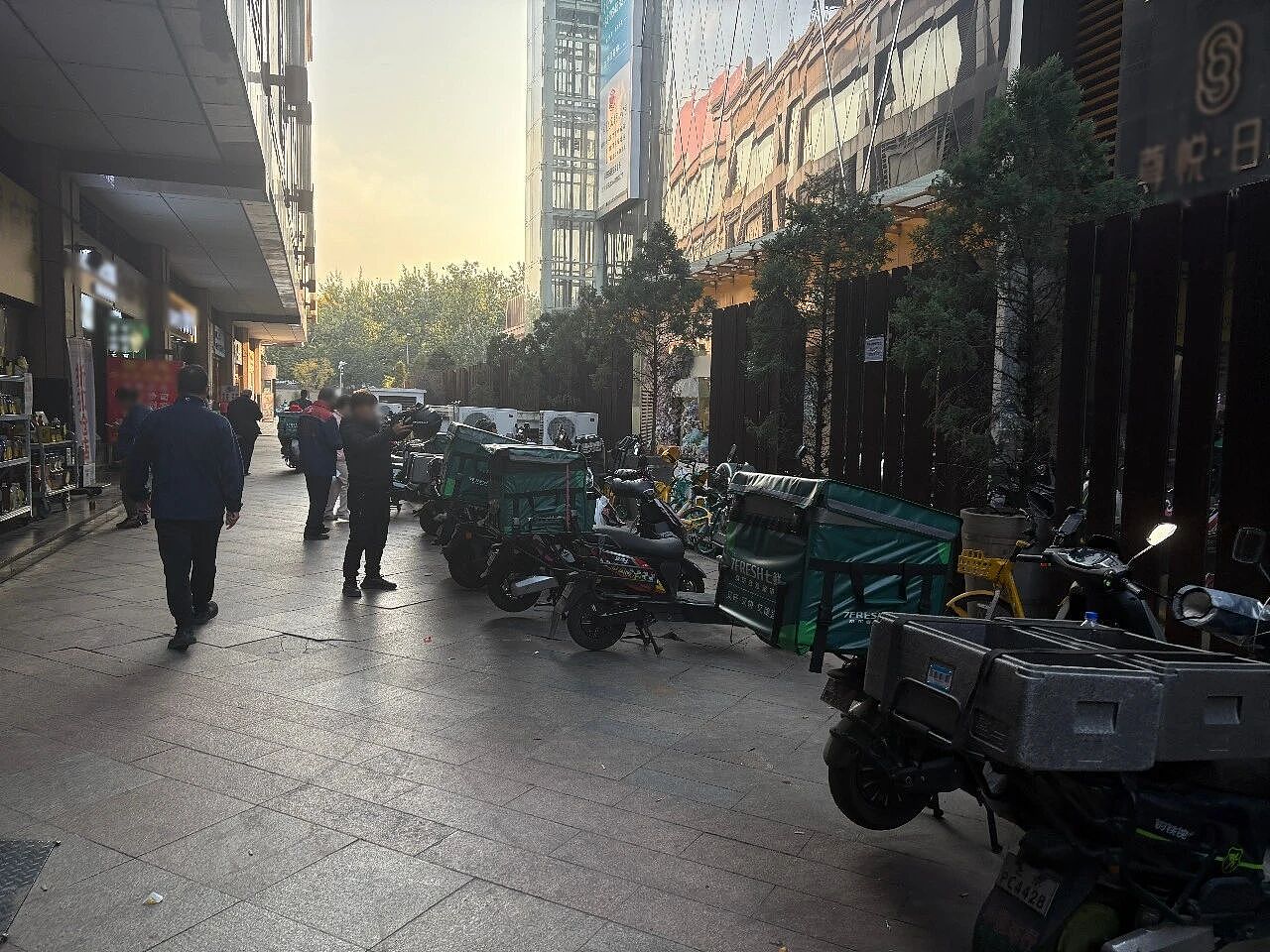 躲进分拣仓的年轻人（组图） - 14