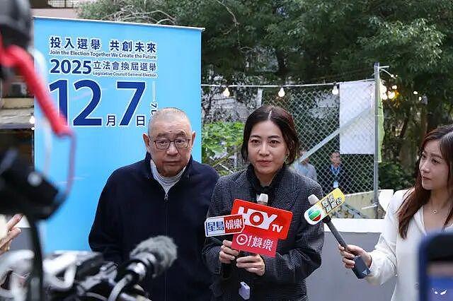 甘比、刘銮雄同框，家庭地位反转！她不背爱马仕，织毛衣做自己（组图） - 6