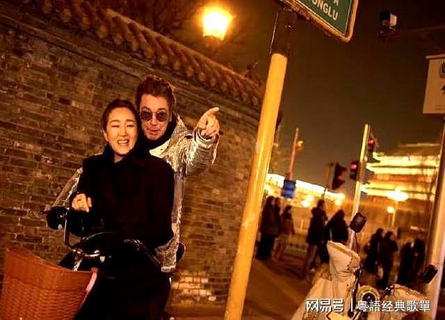 巩俐和77岁“法拉利”老公甜蜜逛北京,依偎互拍,热恋情侣般年轻(组图) - 6