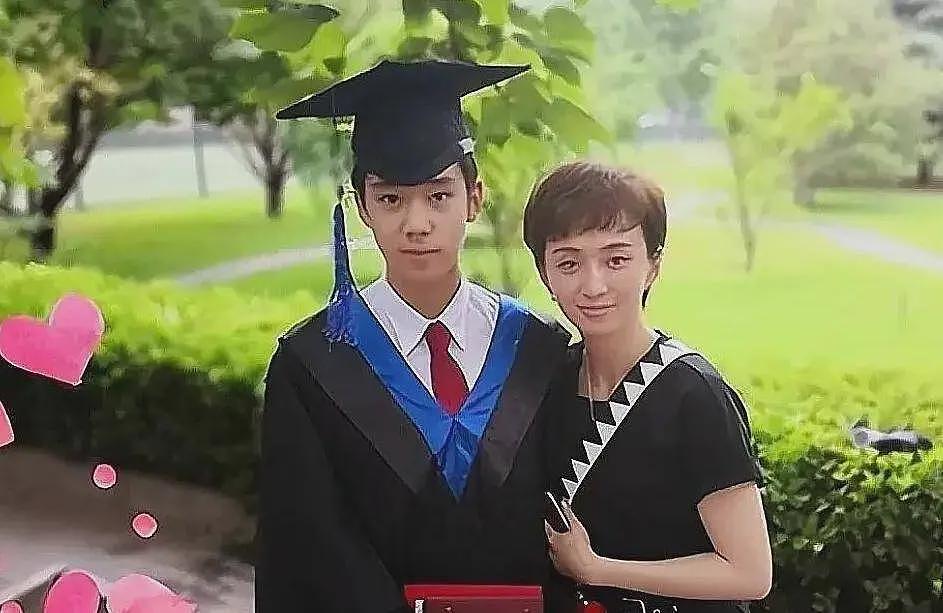 何晴生前遗憾曝光,儿子行为惹争议,母亲生病他忙着拍杂志,和继母关系好(组图) - 16