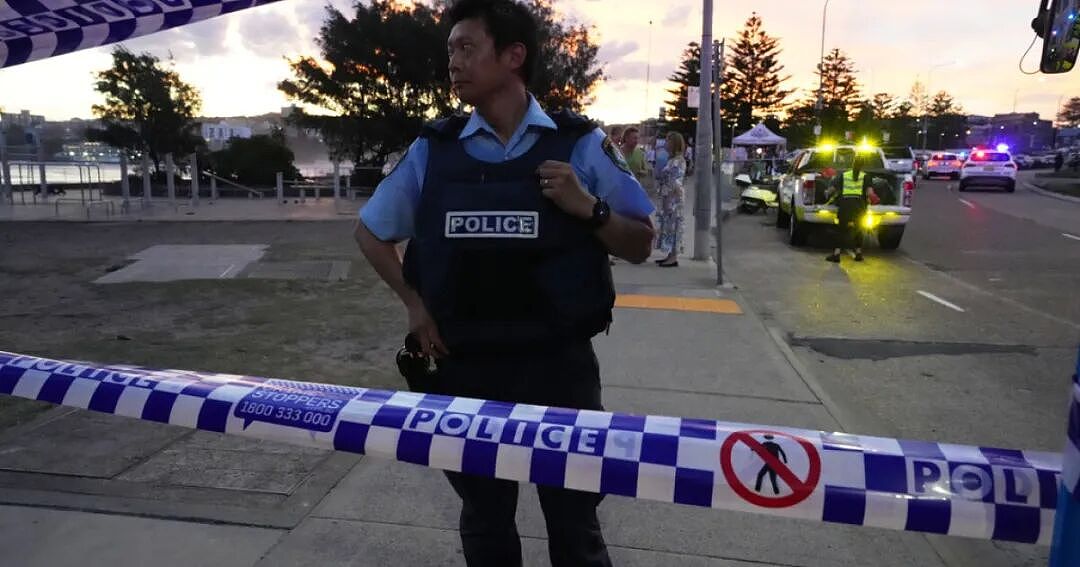 “这是你们澳洲的癌症”；社区领袖第一个被杀，有警员身体几乎被打碎，枪手是父子，已致16人死亡，悉尼海滩枪击最全信息汇总（组图） - 26