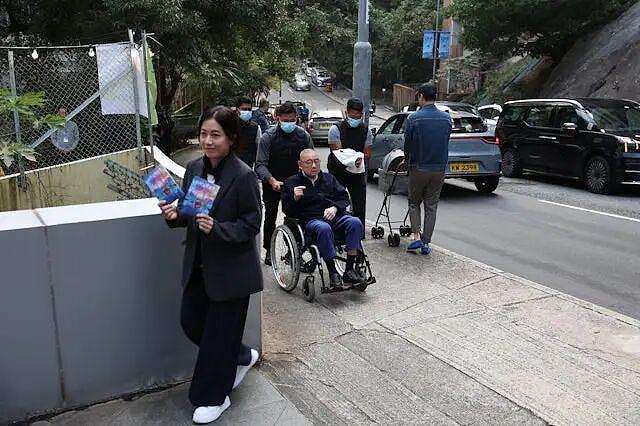 甘比、刘銮雄同框，家庭地位反转！她不背爱马仕，织毛衣做自己（组图） - 4