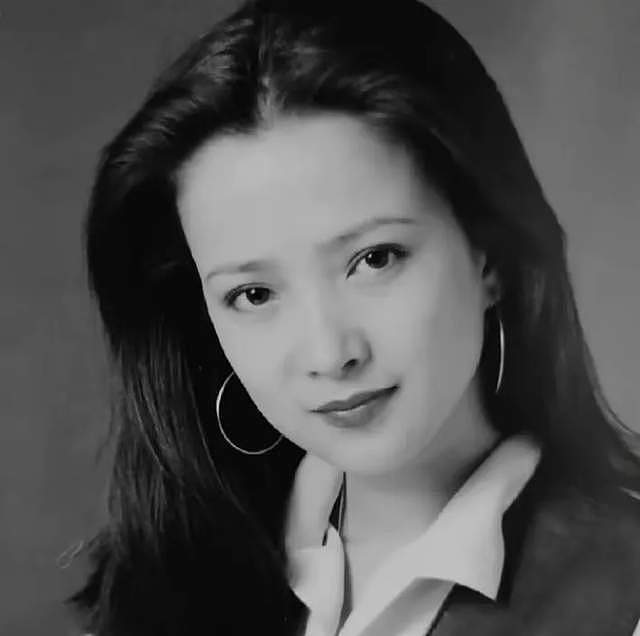何晴儿子捧骨灰现身,自曝母亲临终很安详,在她最爱的下雪天离世(组图) - 1
