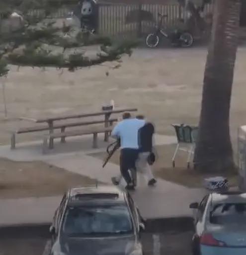 悉尼枪手被制服，愤怒民众猛踩头部，调查显示枪手合法持有六支枪（组图） - 6