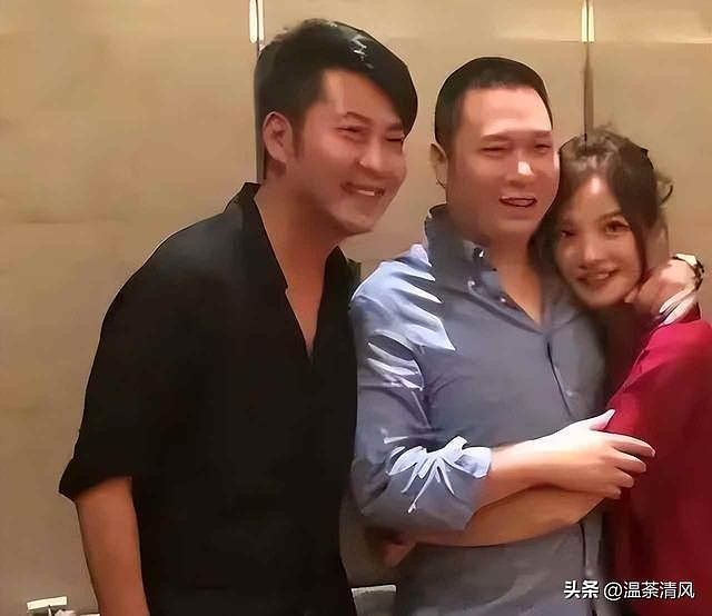 49岁赵薇脸颊凹陷沧桑得认不出！今低调和网友合影，再无往日明媚（组图） - 1