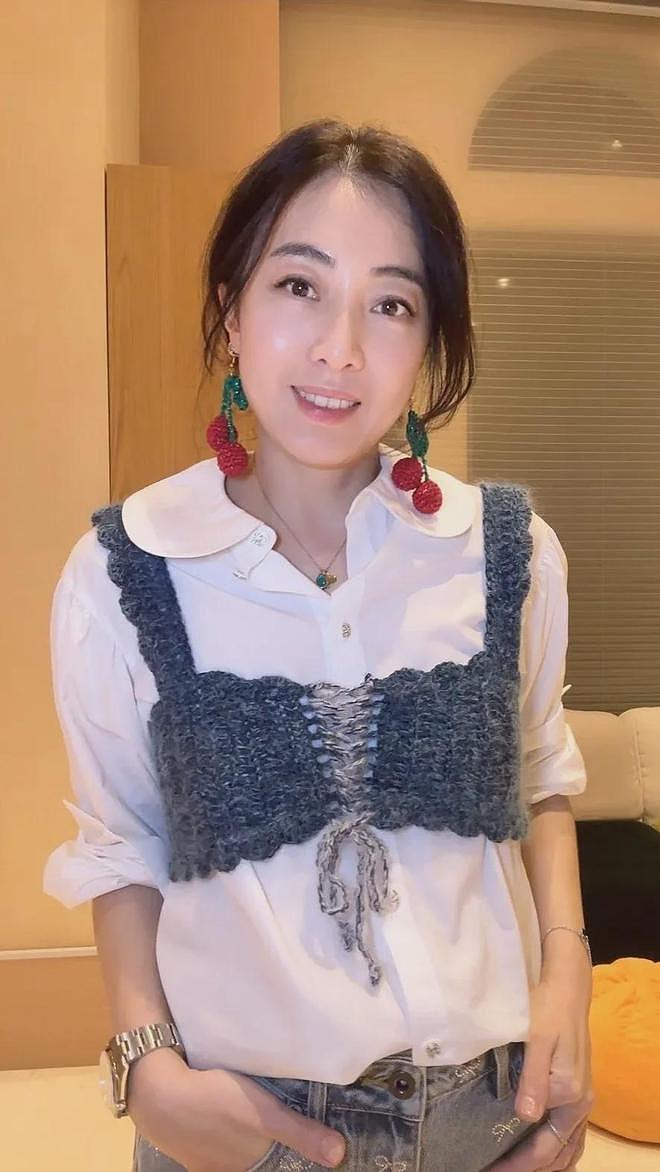 甘比、刘銮雄同框，家庭地位反转！她不背爱马仕，织毛衣做自己（组图） - 48
