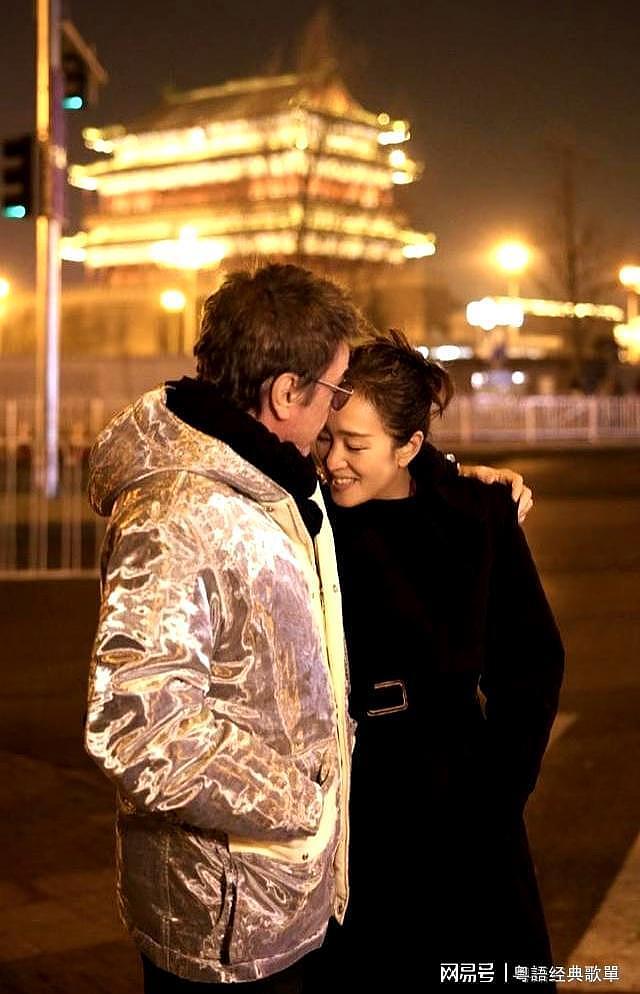 巩俐和77岁“法拉利”老公甜蜜逛北京,依偎互拍,热恋情侣般年轻(组图) - 3