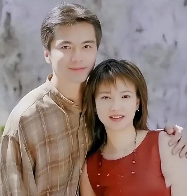 何晴儿子捧骨灰现身,自曝母亲临终很安详,在她最爱的下雪天离世(组图) - 11