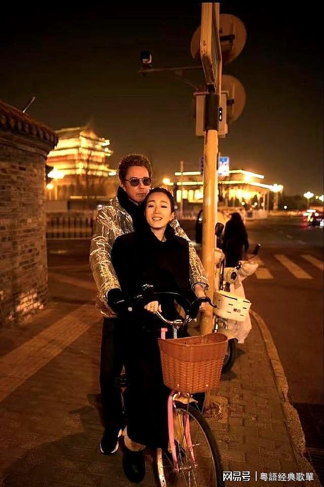 巩俐和77岁“法拉利”老公甜蜜逛北京,依偎互拍,热恋情侣般年轻(组图) - 5