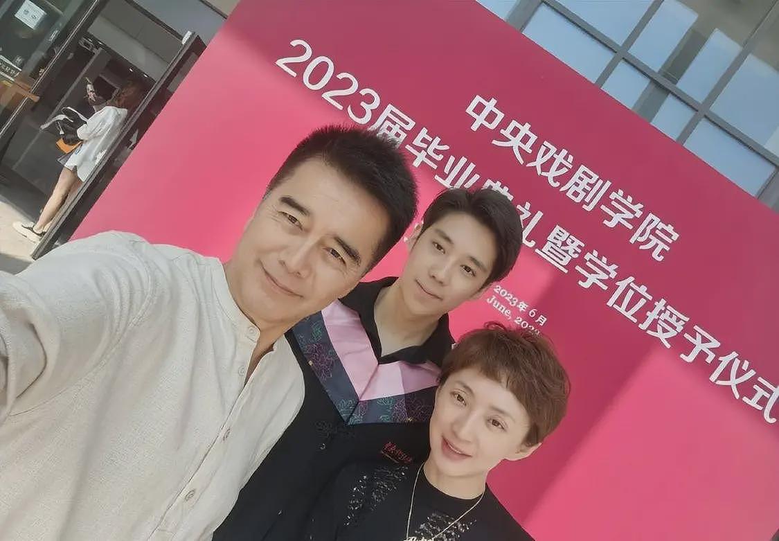 何晴生前遗憾曝光,儿子行为惹争议,母亲生病他忙着拍杂志,和继母关系好(组图) - 3