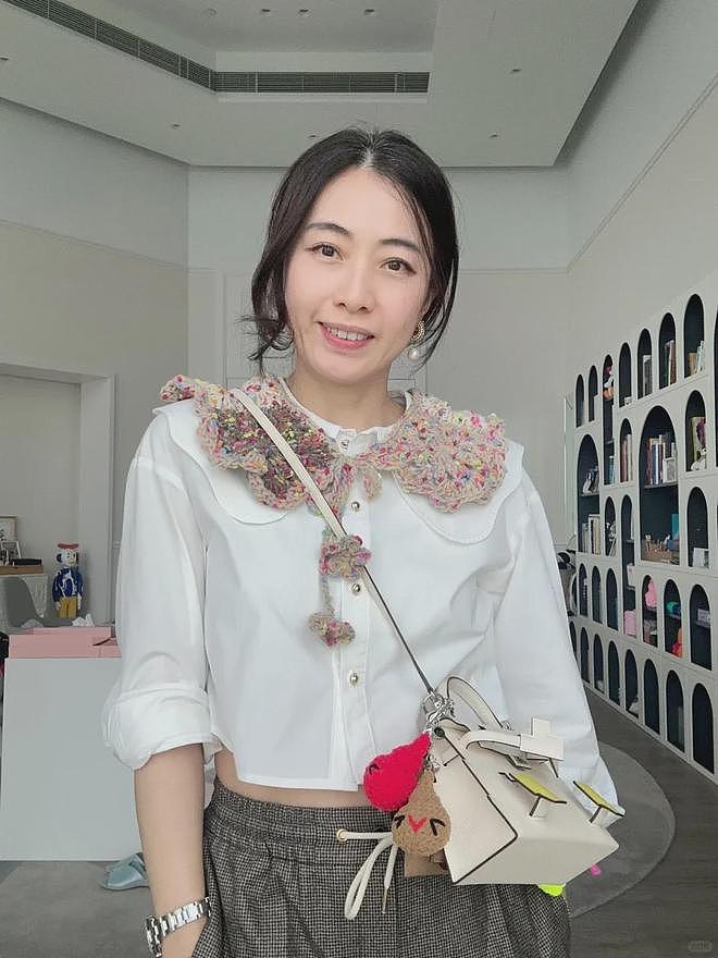甘比、刘銮雄同框，家庭地位反转！她不背爱马仕，织毛衣做自己（组图） - 53