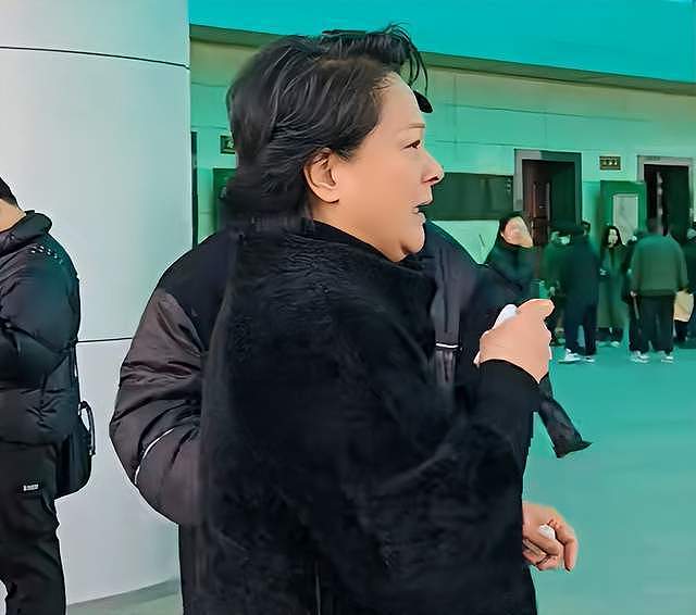 何晴儿子捧骨灰现身,自曝母亲临终很安详,在她最爱的下雪天离世(组图) - 23