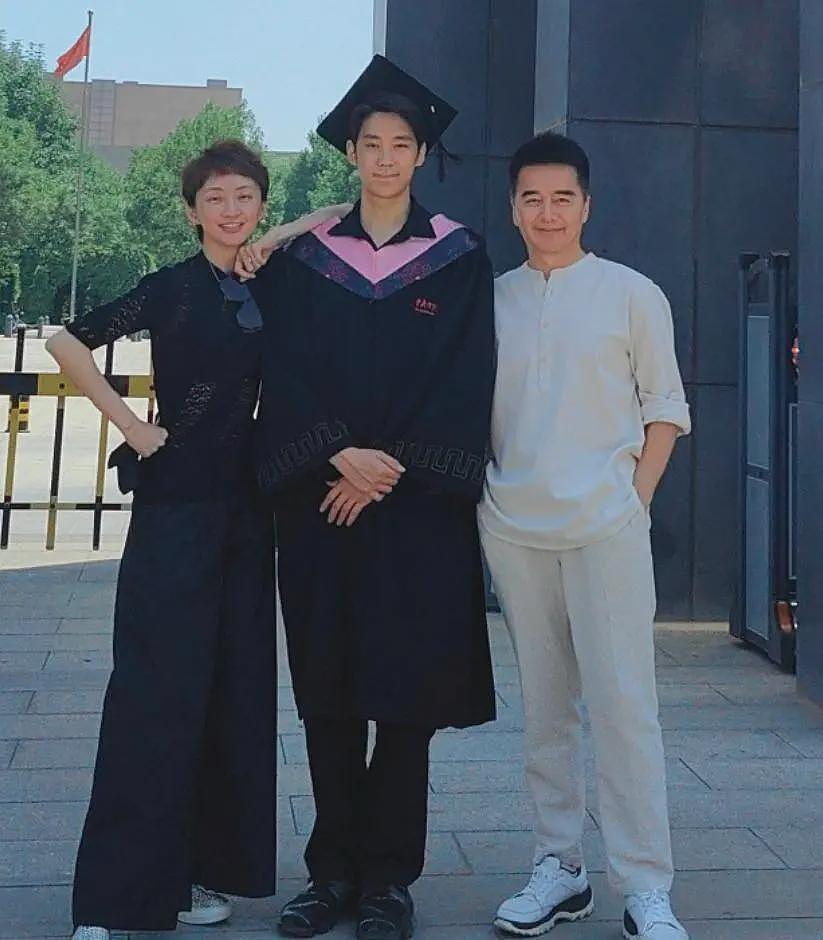 何晴生前遗憾曝光,儿子行为惹争议,母亲生病他忙着拍杂志,和继母关系好(组图) - 4