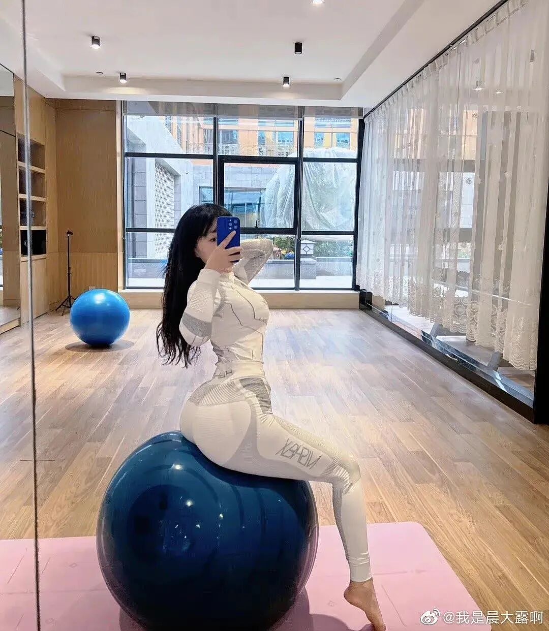 【美女】西安惊现95后“人间芭比”！网友：找这样的女朋友需要注意些什么（组图） - 4