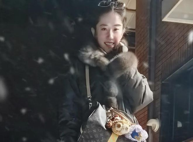 刘亦菲更新初雪美图，穿12W外套雪中遛狗，素颜美的像18岁一样（组图） - 2