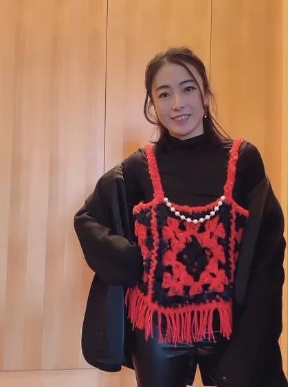 甘比、刘銮雄同框，家庭地位反转！她不背爱马仕，织毛衣做自己（组图） - 58