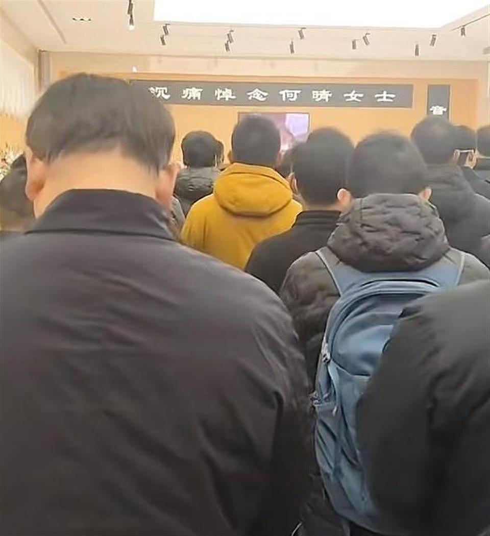 何晴告别式现场曝光！灵堂内摆满花圈，许亚军和儿子现身满脸悲伤（组图） - 7