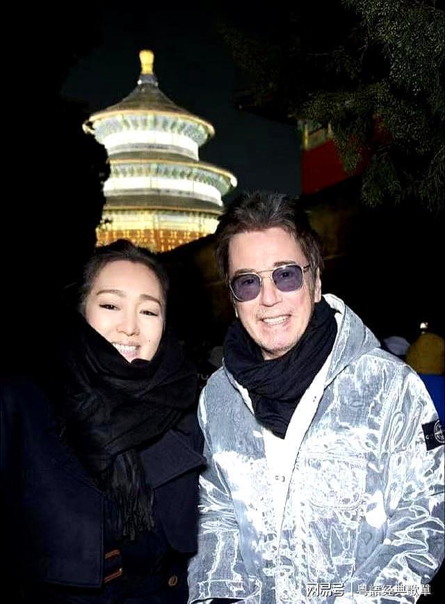 巩俐和77岁“法拉利”老公甜蜜逛北京,依偎互拍,热恋情侣般年轻(组图) - 8