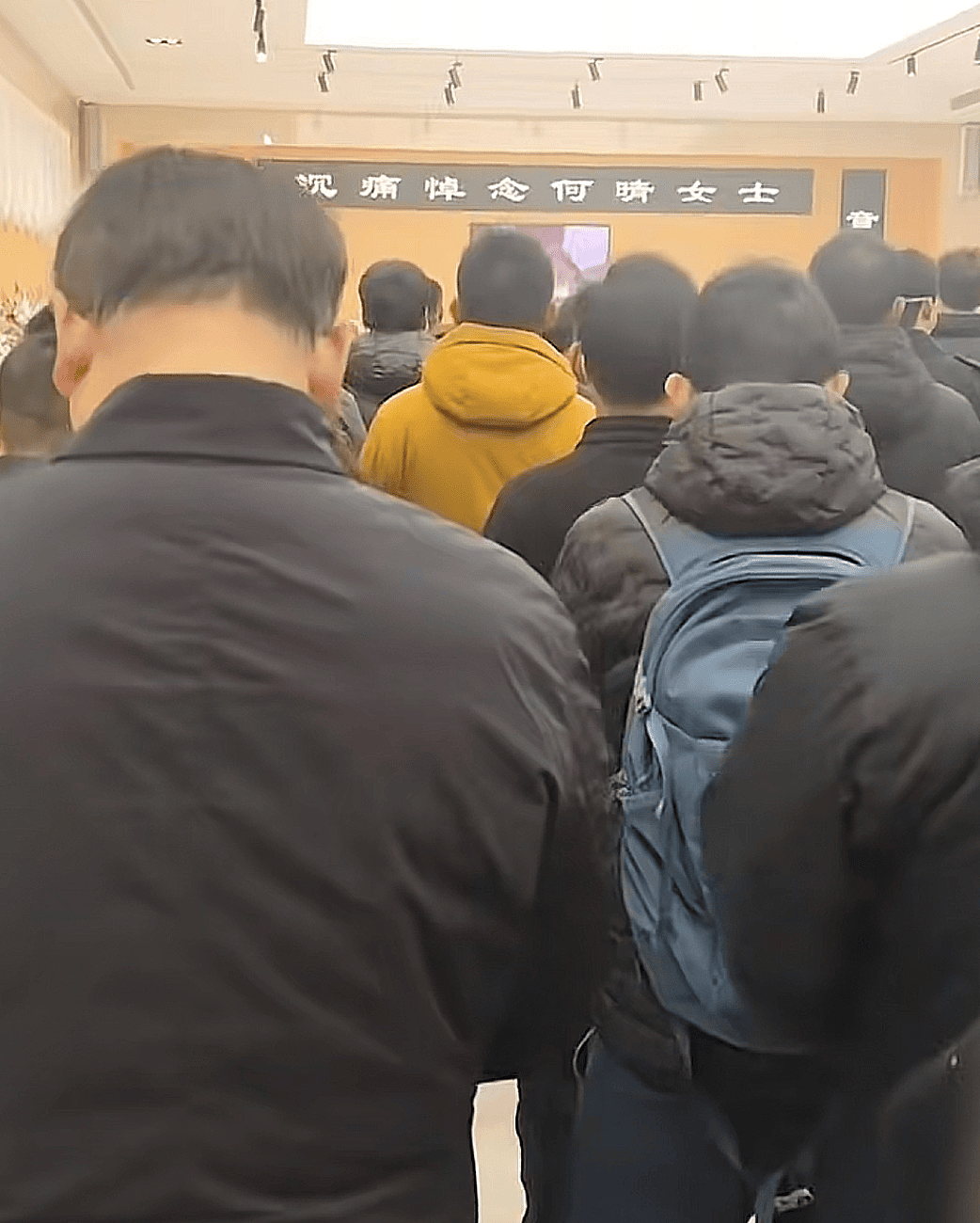 何晴告别式现场曝光！前夫许亚军疑似现身（组图） - 11