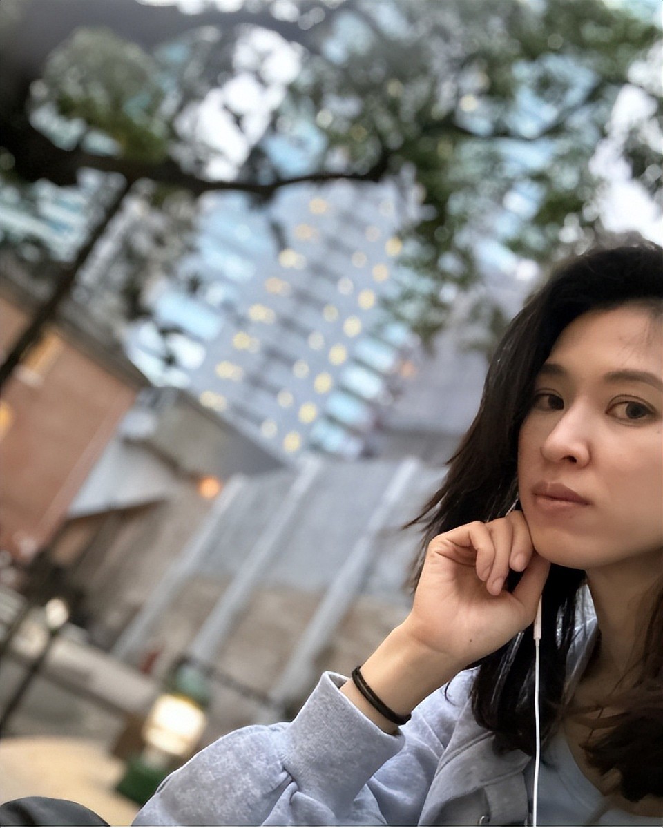 香港知名女星公开征婚,曾被朋友骗走毕生积蓄,内地直播改变命运(组图) - 4