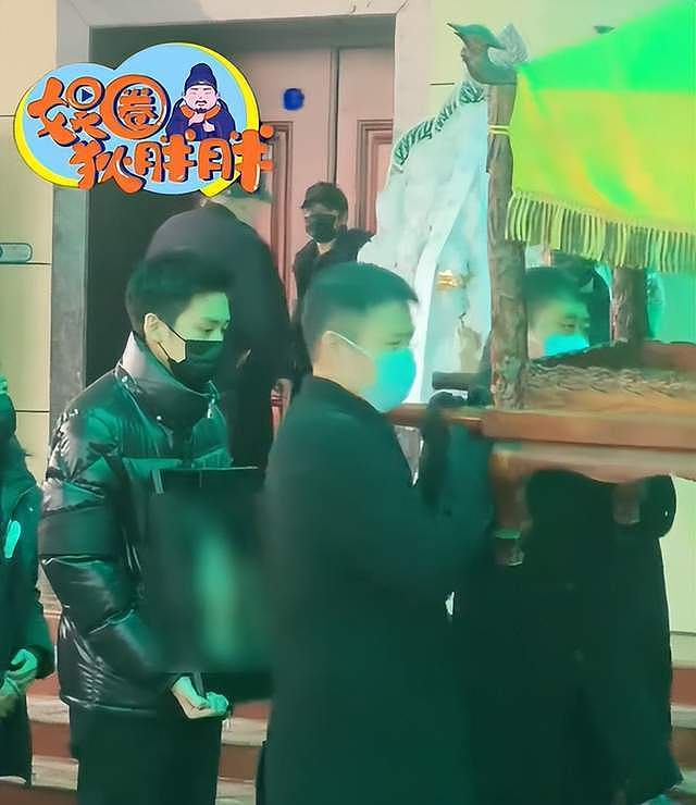 何晴儿子捧骨灰现身,自曝母亲临终很安详,在她最爱的下雪天离世(组图) - 10