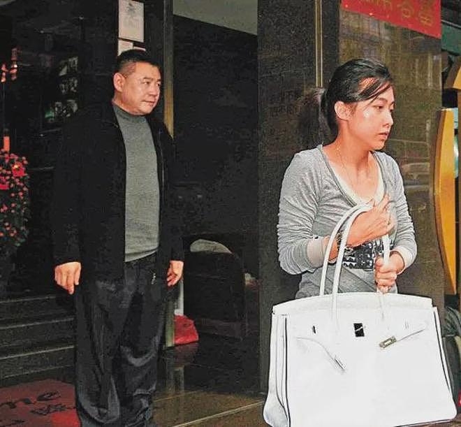 甘比、刘銮雄同框，家庭地位反转！她不背爱马仕，织毛衣做自己（组图） - 36