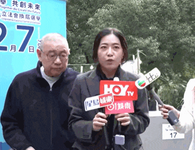甘比、刘銮雄同框，家庭地位反转！她不背爱马仕，织毛衣做自己（组图） - 7