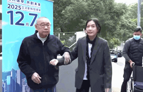 甘比、刘銮雄同框，家庭地位反转！她不背爱马仕，织毛衣做自己（组图） - 8