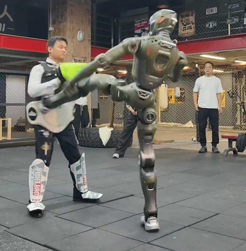 中国人型机器人完胜!特斯拉Optimus递水摔跤,众擎T800已在飞踢老板(组图) - 3