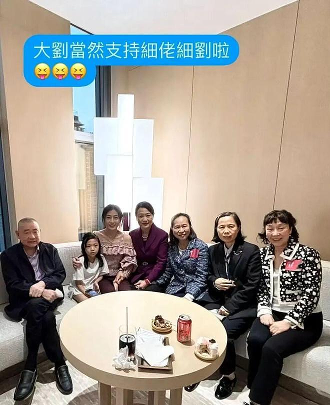 甘比、刘銮雄同框，家庭地位反转！她不背爱马仕，织毛衣做自己（组图） - 26