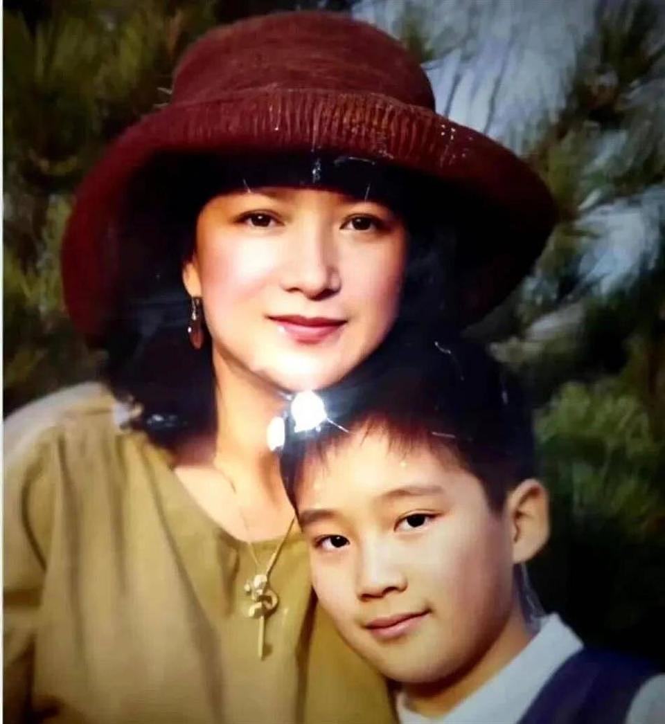 何晴告别式现场曝光！灵堂内摆满花圈，许亚军和儿子现身满脸悲伤（组图） - 15