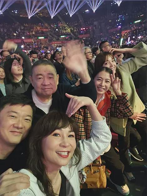 甘比、刘銮雄同框，家庭地位反转！她不背爱马仕，织毛衣做自己（组图） - 23