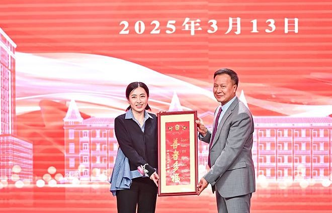 甘比、刘銮雄同框，家庭地位反转！她不背爱马仕，织毛衣做自己（组图） - 27