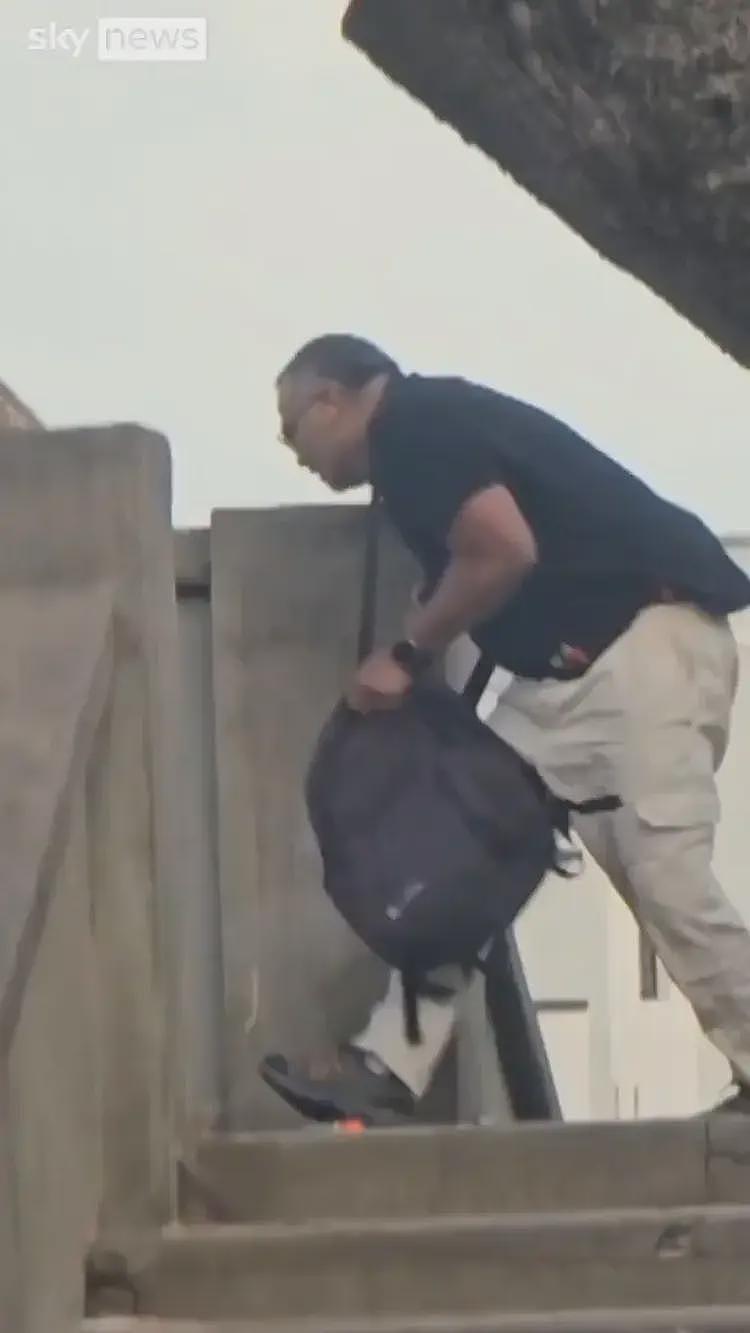 悉尼枪手被制服，愤怒民众猛踩头部，调查显示枪手合法持有六支枪（组图） - 2
